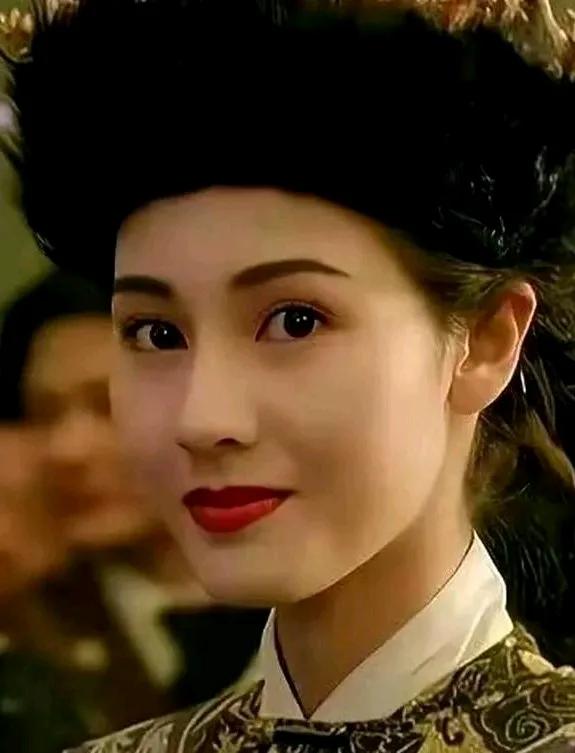 她绝对称得上人世间的绝色，只站在那里一动不动她就已经赢了，她这种天生的美女，高贵
