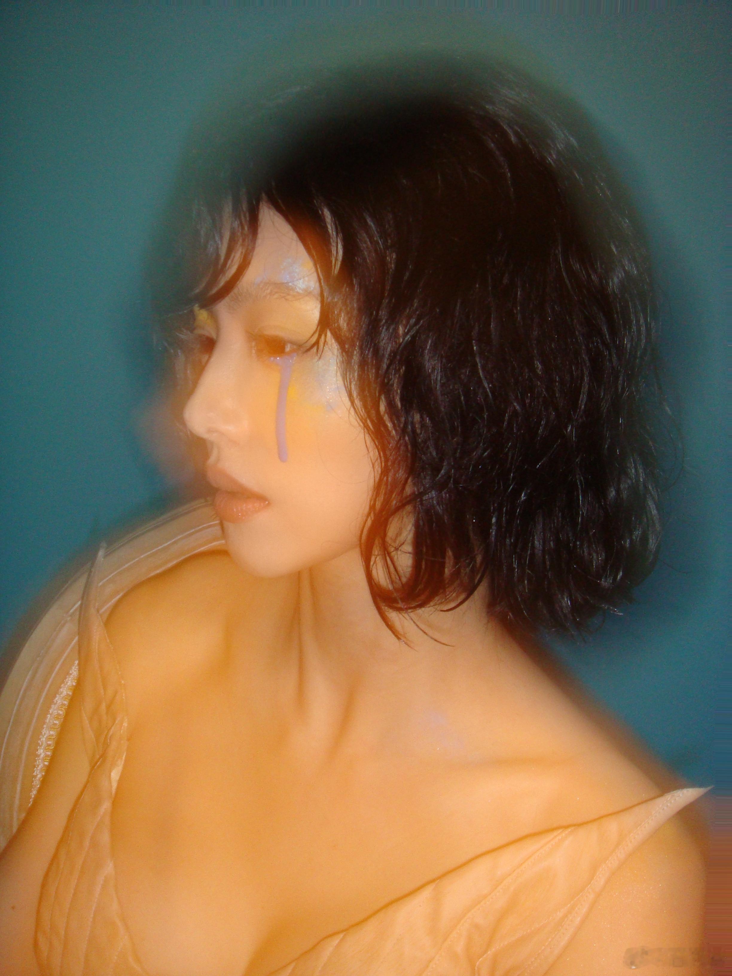 谁给蔡文静做的造型这造型师是挖到宝了吧！利落短发彻底跳出以往的舒适圈，浅蓝眼妆