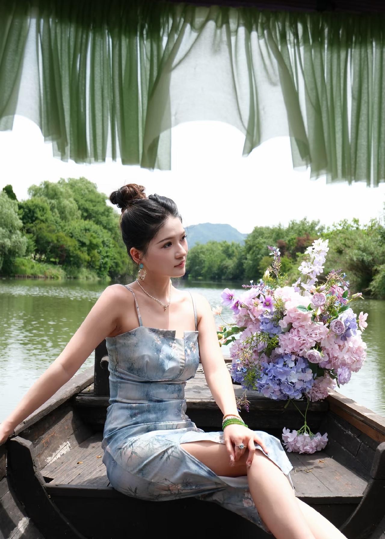 西溪湿地的浪漫，藏在慢悠悠的摇橹船里。一叶扁舟穿行于碧水蒹葭之间，橹声轻摇，荡
