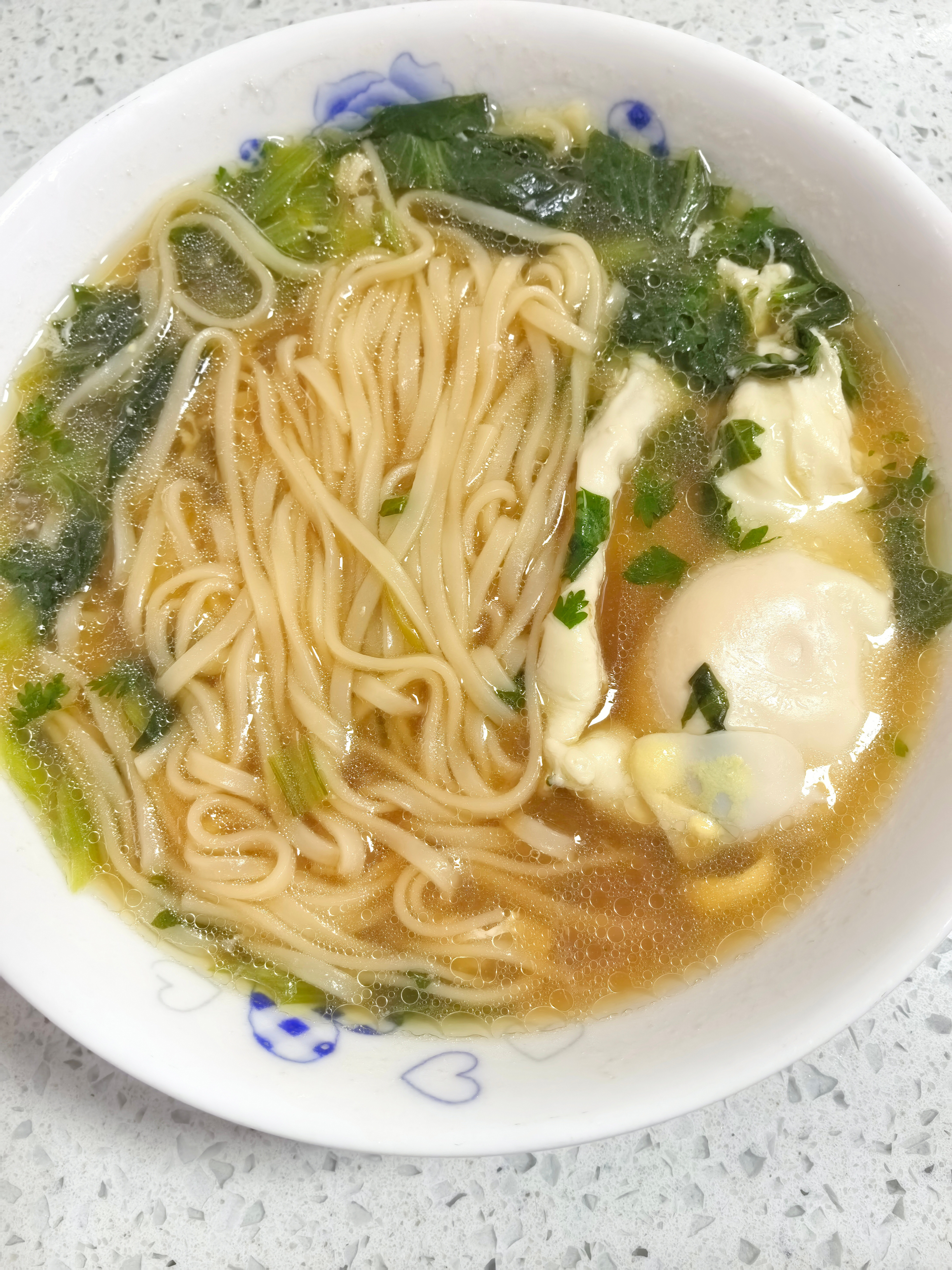 早安，今天早餐煮碗热乎乎的热汤面，加个鸡蛋营养全面。