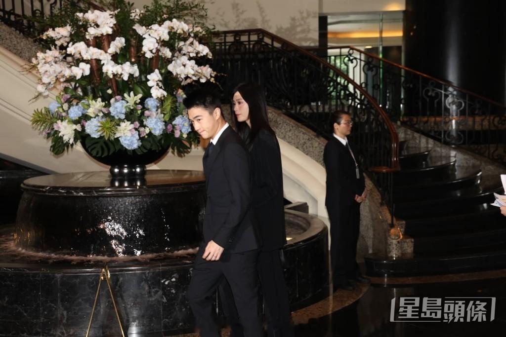星岛：何超蕸追思会何家众亲友齐聚长房何超雄二房何猷龙难得现身何超仪拄拐杖赴会