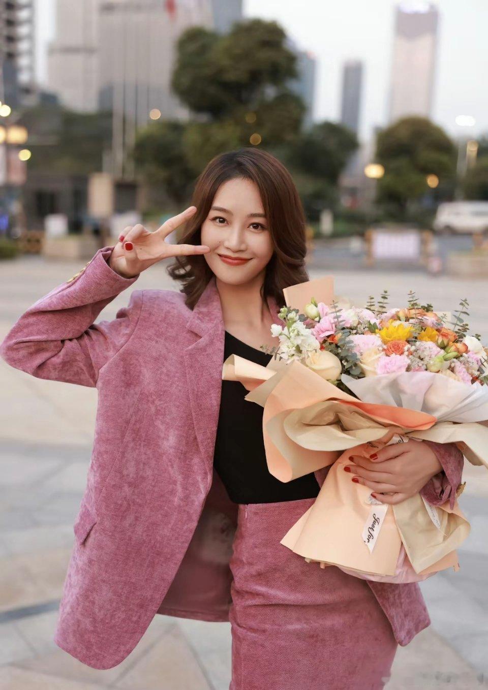 看了《夜色正浓》中的阚清子和蓝盈莹才发现，原来女演员的外在真的太重要了。蓝盈莹和