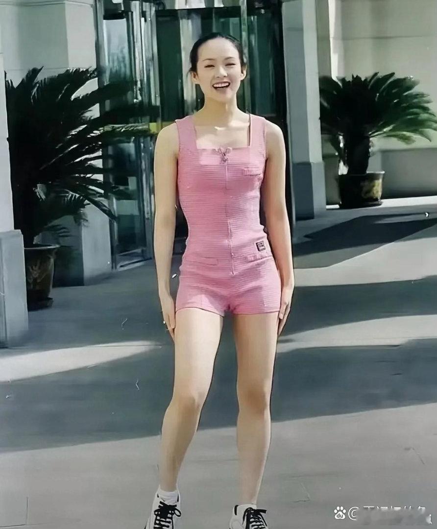 十八岁的章子怡满脸青涩灵动，骨相优越，眉眼间藏着与生俱来的银幕灵气。