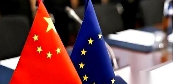 几百万的一大柜办公家具刚卸在鹿特丹港口，直接被贴了封条。浙江这家厂的老板盯着扣