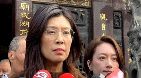 你给我难堪，我就直接掀了你的桌子。这局棋，郑丽文下得真叫一个狠。 事情得从