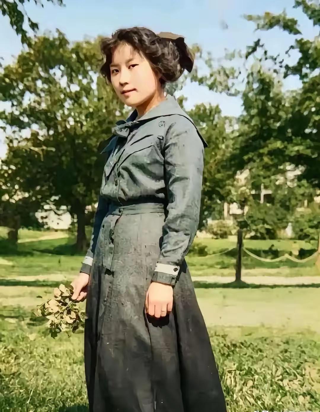 这张照片拍摄于1910年，13岁的宋美龄在美国留学时的一张照片，早在3年前，10
