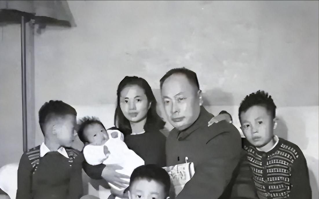 1974年，陈毅夫人张茜病重弥留之际，盯着三个儿子只说了一句话：“妹妹不出嫁，你