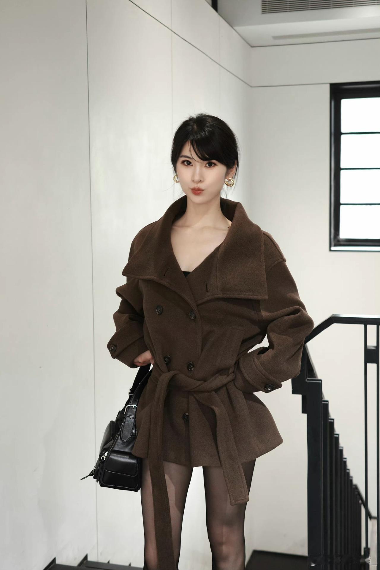 红袖添香夜，轻纱拂玉颜。