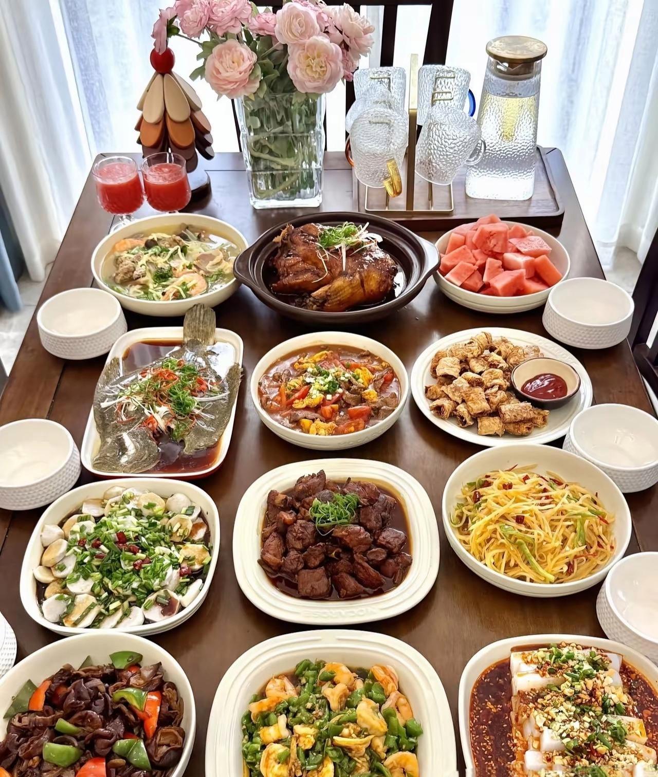 跟着婆婆到大姨家串门，也好几年没过来了。大姨忙活半天，做出来满满一桌子菜。可