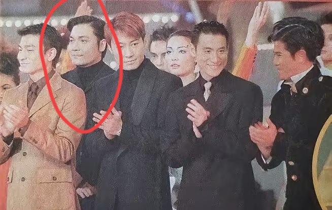 他的颜值，居然不输四大天王！不是C位的罗嘉良！站在黎明和刘德华中间，颜值居然