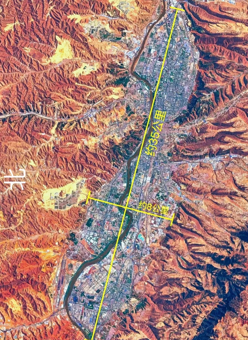 兰州的地形地貌，确实是太尴尬了！尤其是兰州主城区，地处黄河两岸的狭长平原上，东