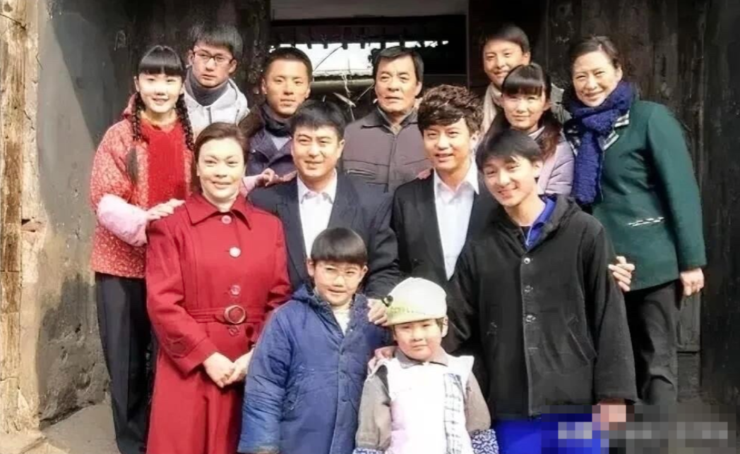 这是多年前的一张剧照，你知道他们拍过的是什么剧吗？能认出6位的，肯定看过不少的电