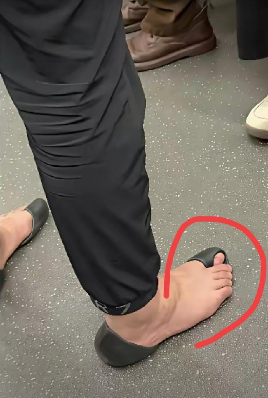 你知道这双拖鞋多少钱吗？这可是巴黎世家和Scholl联名的夹趾凉拖。他家热