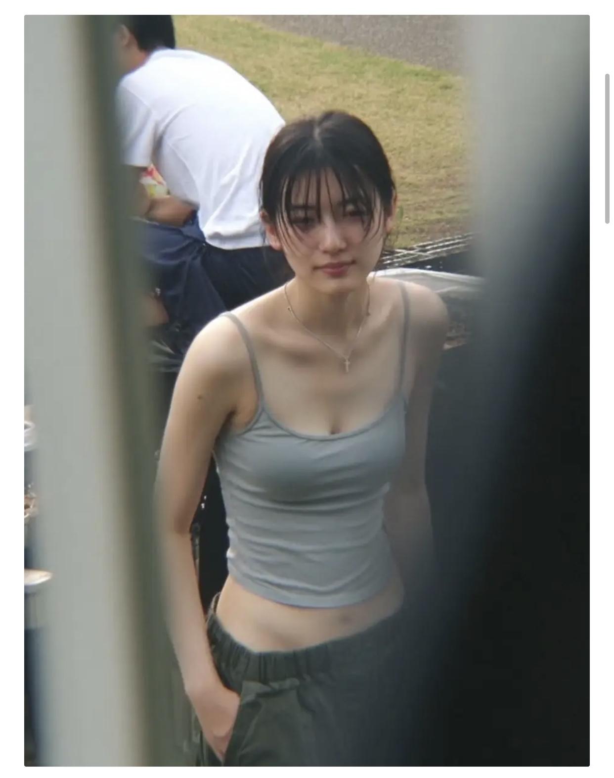 坐在大巴车上车辆堵在路上车窗外一个女孩的出现，好美刘海凌乱，遮住了双眸