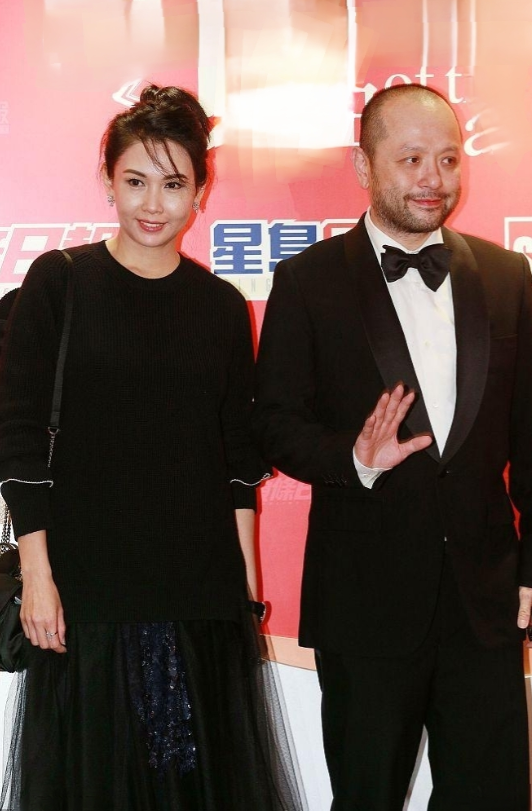 那年邱淑贞与沈嘉伟大婚，婚礼当天，沈嘉伟就接到一个嘲讽电话:“你老婆是王晶的情人