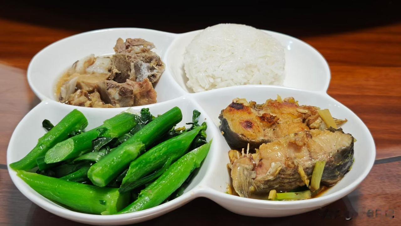 再好的外卖，也抵不过家里一口热饭！今日午餐：白白的米饭盛上一碗，煎上两块嫩