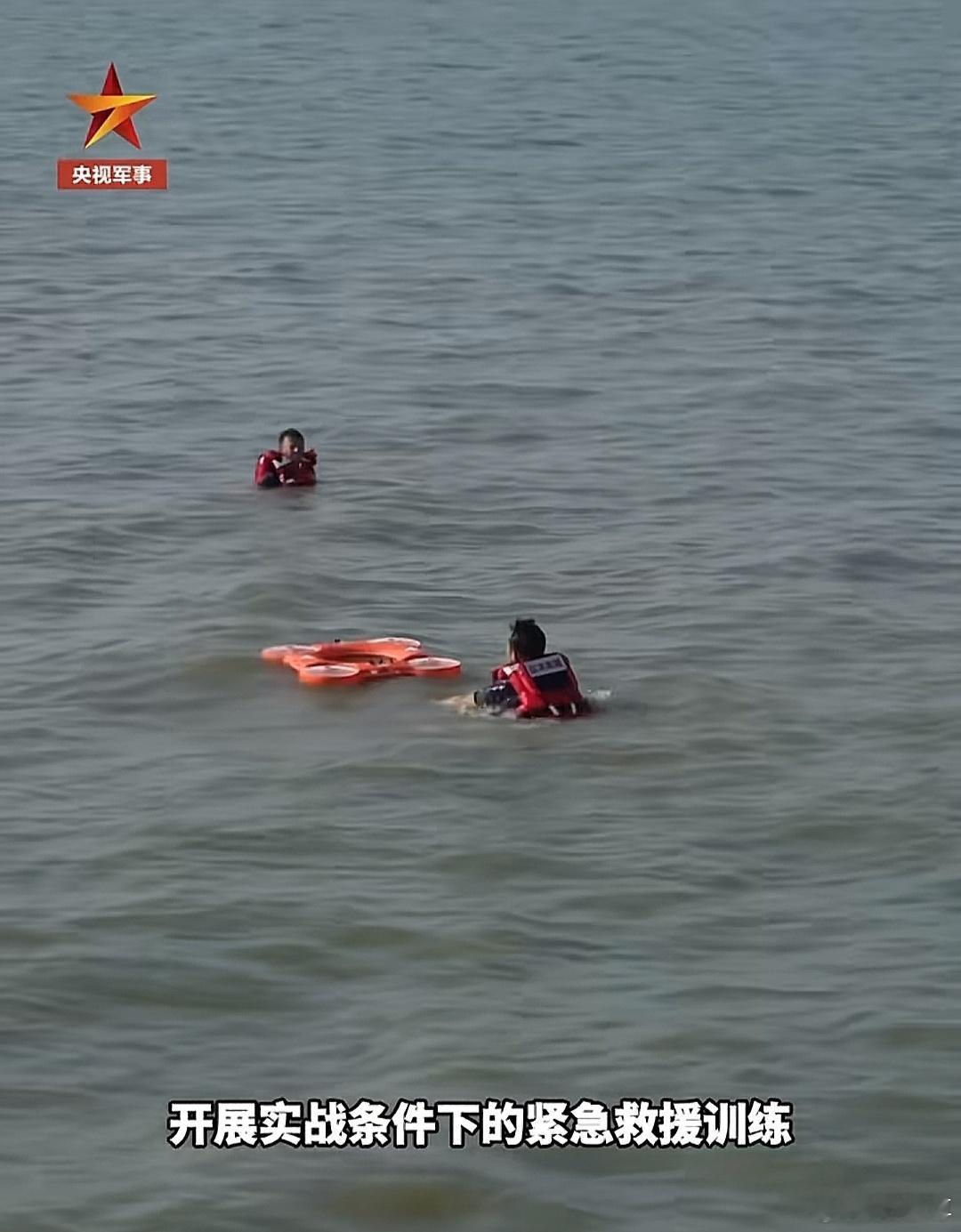 这种无人机可以像救生圈🛟一样浮在水上，再起飞