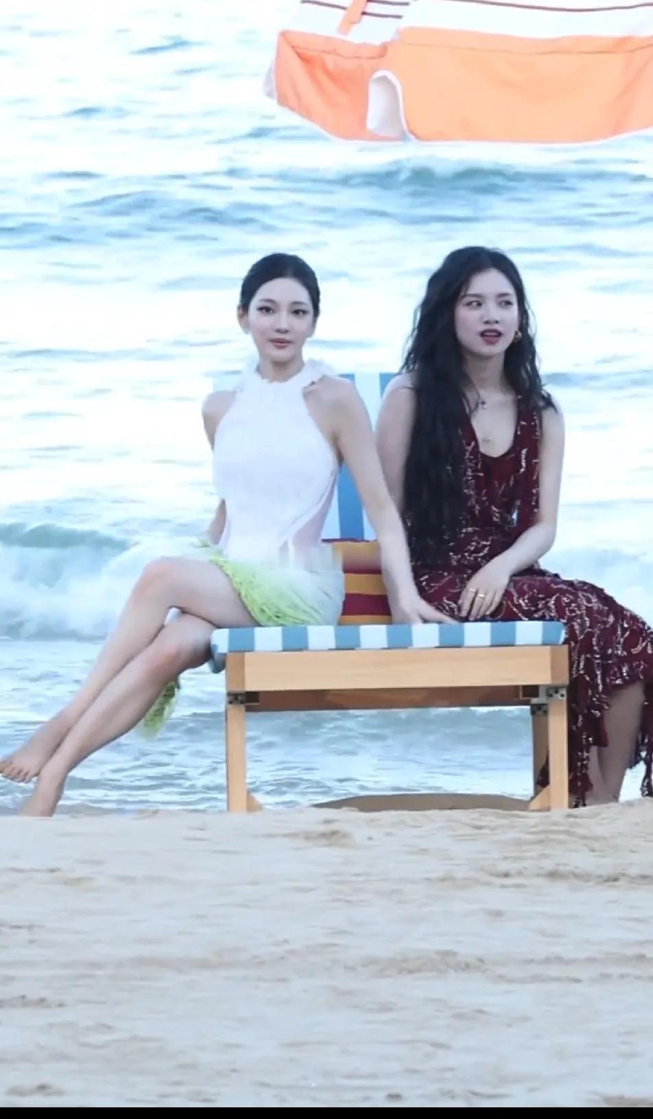 张婧怡好憨只顾聊天不顾形象，宁艺卓就很小心机了，和张婧仪看似随意聊天，眼睛却在精