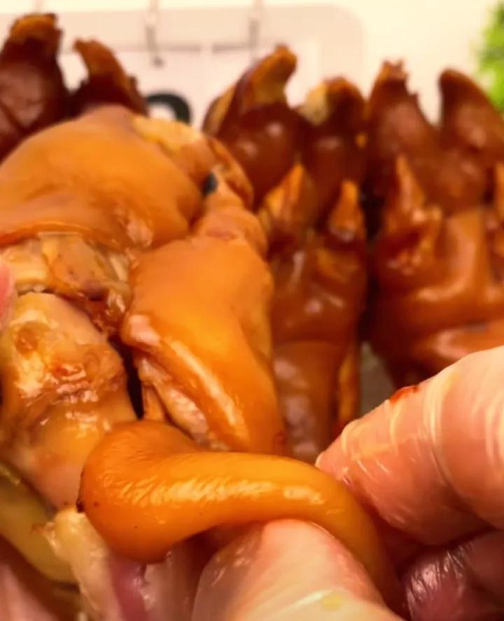 西方人弃之不食的猪蹄鸡爪，中国人却当个宝，常吃对身体有啥影响夜市的卤味摊前总