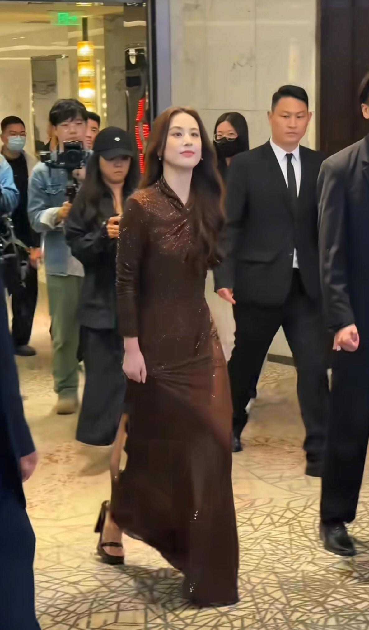 2026年4月28日，黄圣依现身上海女性影响力大赏活动。一身咖