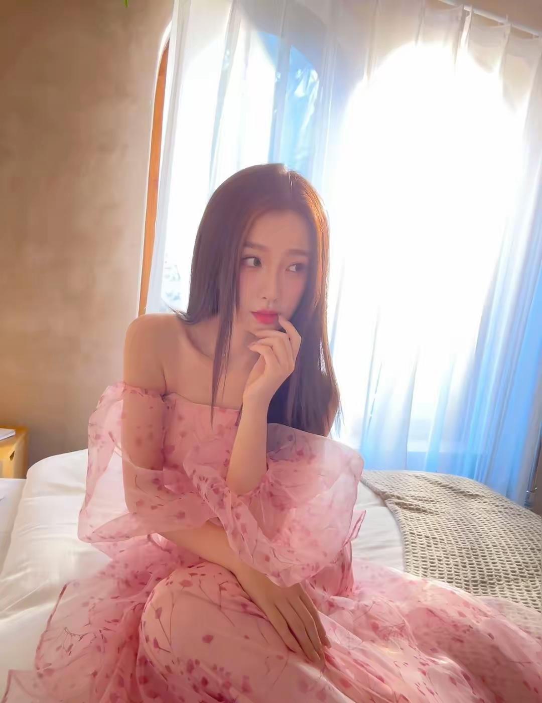 粉嫩少女心，梦幻粉裙，沉思的少女