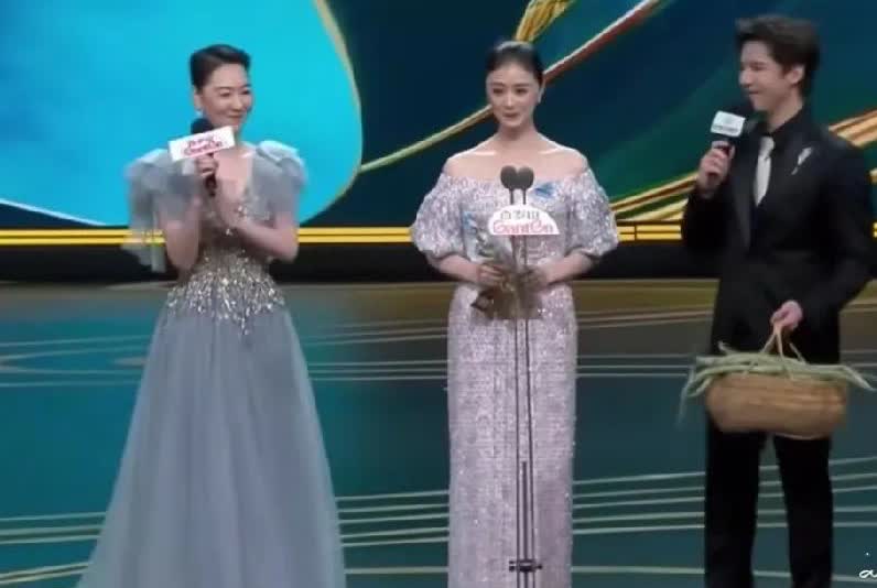 “蒋欣在哪里，掌声就在哪里。”蒋欣获得白玉兰最佳女配，王安宇在主持时，巧妙的利用