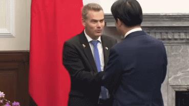 以色列打中国牌？鱿鱼上岸！赖清德紧紧握住，怕再没机会。9月17日，以色列国会议