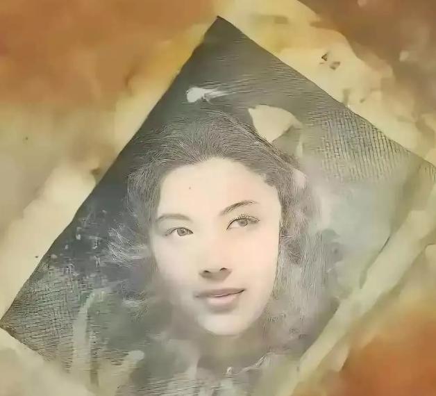 2016年，韩国送回一批志愿军烈士遗骸。在506号棺椁里，工作人员发现了一面旧铜