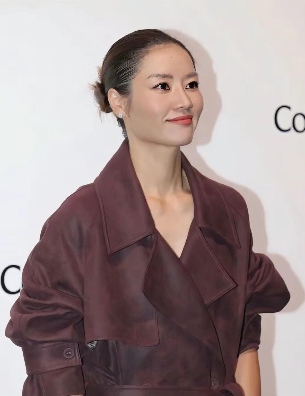 现在的李娜，简直宛如豪门里的贵妇，优雅得不得了！认真打扮一下，高级大气好有女人味