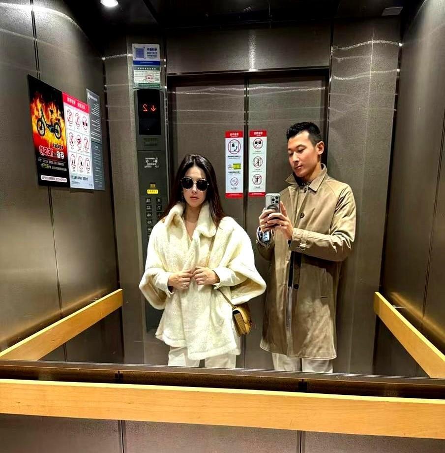 别的女演员在红毯争奇斗艳的时候她在剧组掐着点开视频电话那头传来小孩咯