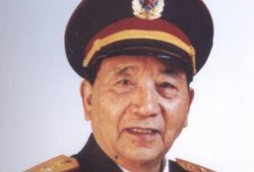 1931年，徐向前骑马经过一堆尸体旁，恰好看到一具正奋力扭动身体的“尸体”，当即