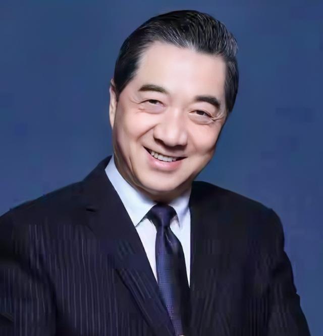 张召忠曾说：“我曾经在特朗普当选当天，发了一条微博。我说如果他能执政两届的话，那