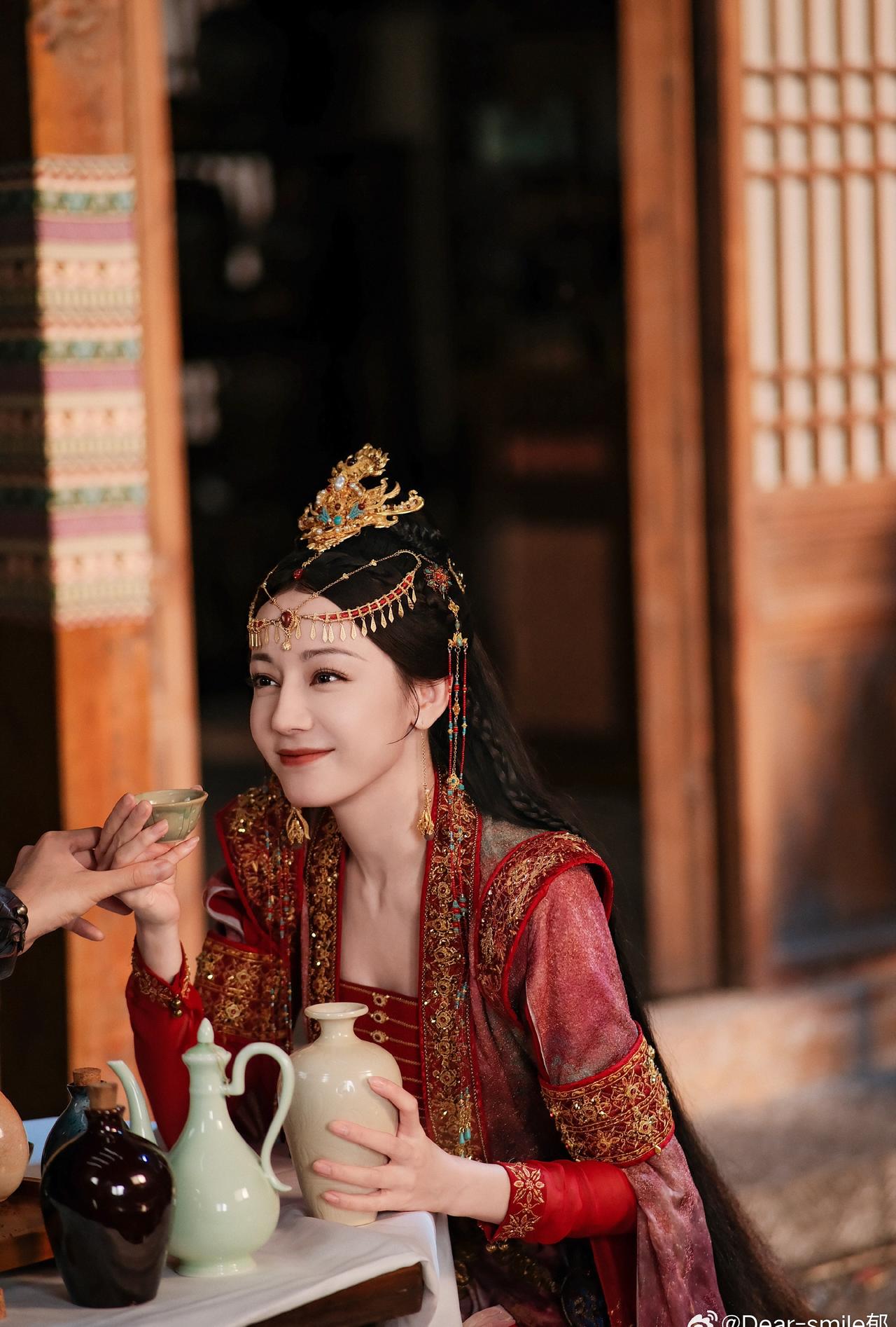 我的评分：白日提灯观后感这个迪丽热巴太会演戏了！贺小小装柔弱，乔燕坏的彻底，贺