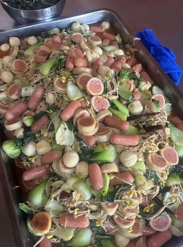 幼儿园的饭菜就这样，但是小孩很爱吃，怎么办？