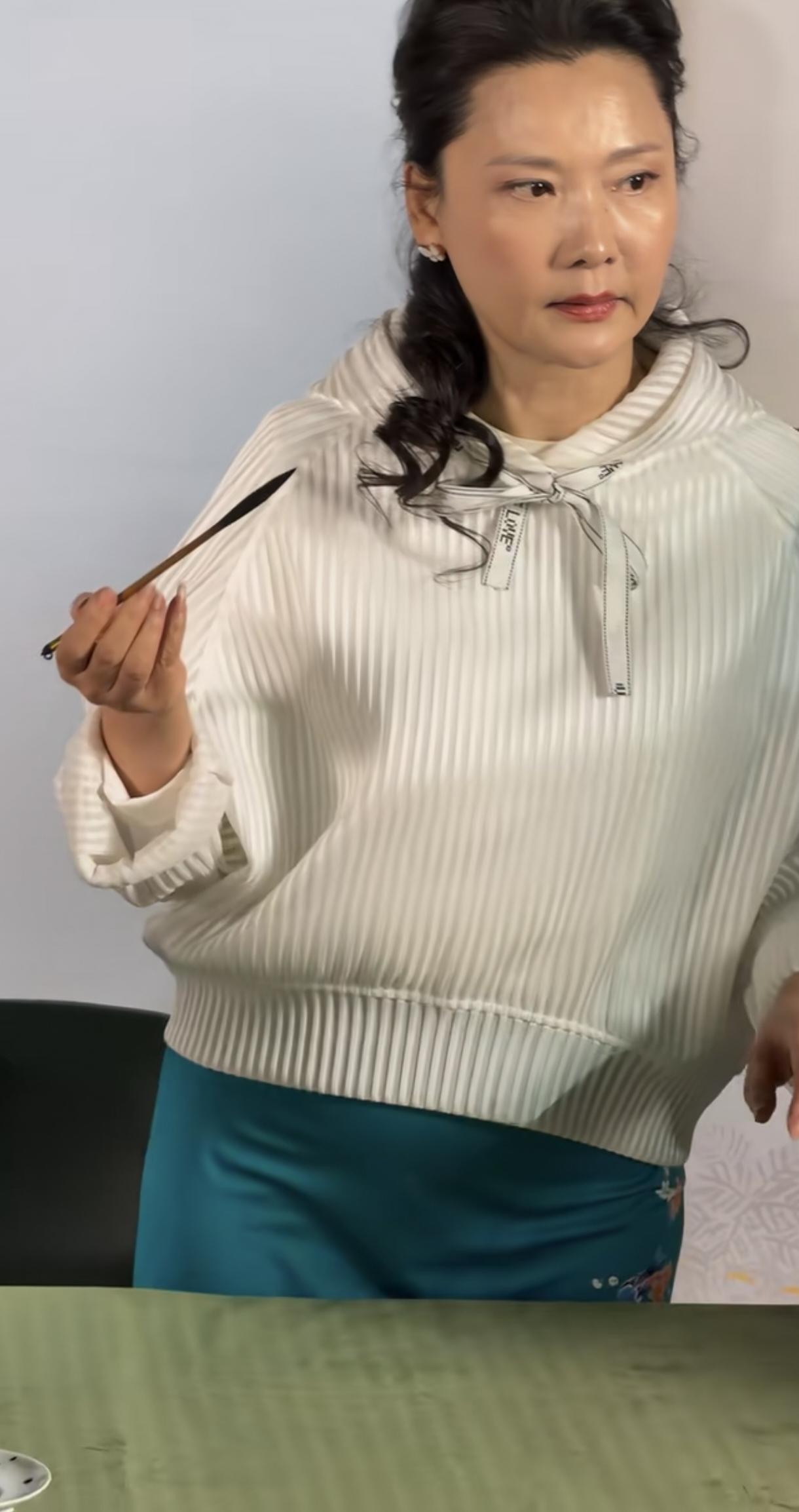 悬肘，厉害，何赛飞这字写的也太好了吧。字如人，随性正直洒脱。以前的老艺术家含金量