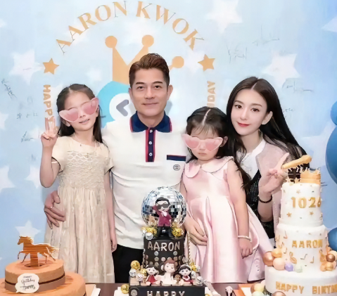 郭富城这个人真是让人想不通都60岁的人了，带一家子去景区玩，居然只掏了一张票的