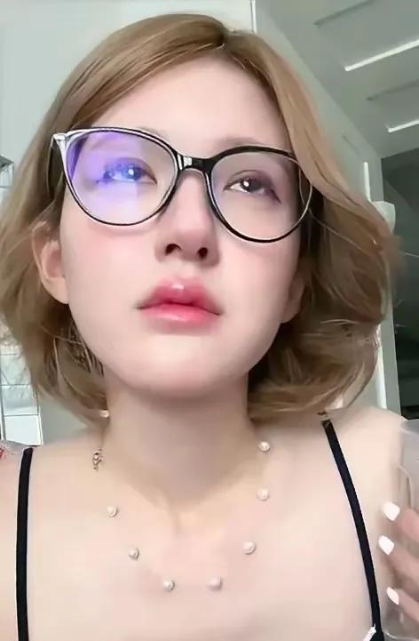 赵露思大瓜！！近日在直播中控诉公司的不合理对待，引发关注。她表示，前年爷