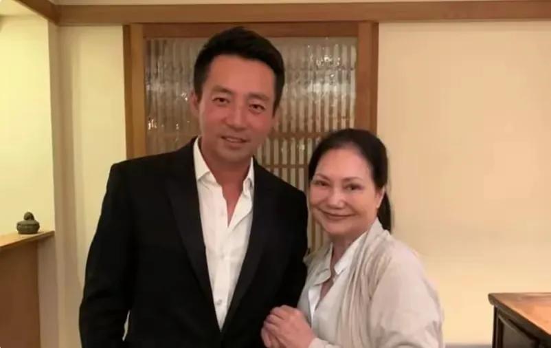 S妈黄春梅想看外孙的真正原因是这样？弯弯的一个博主说：老蛇现在住的地方属于大