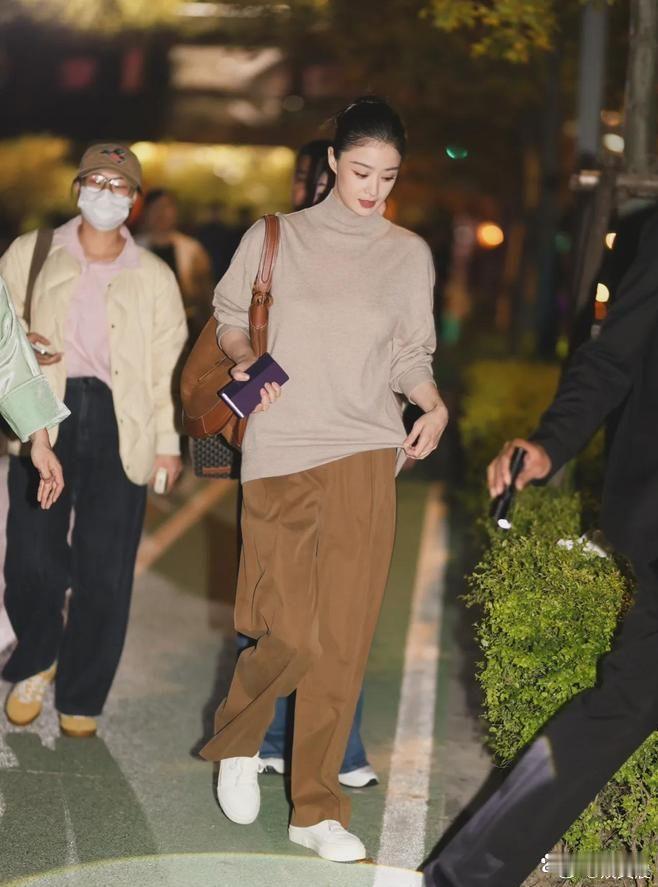 42岁蒋欣减肥成功后颜值再升级，美得更具高级感！针织衫搭配棕色长裤显贵气，变化大