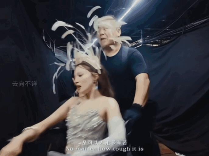 张韶涵演唱会换装把我惊呆了，一堆人围着她化妆换装，最后还动用轮椅飞速推出场！这速