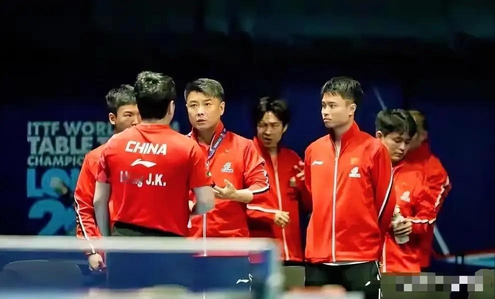 王皓在世乒赛小组赛暴怒，不是因为1：3不敌韩国，而是：中国乒乓球男队竟然成了一张