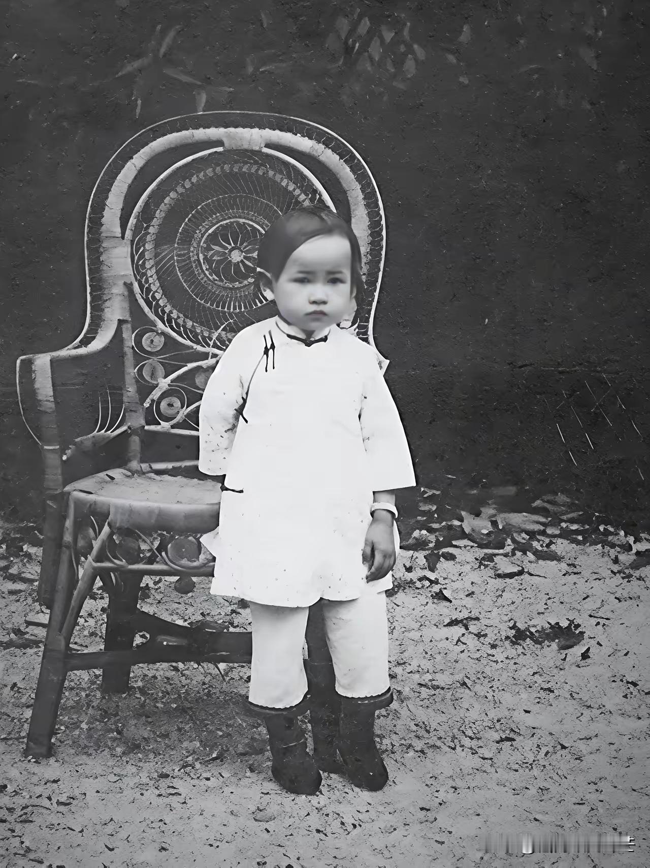 1904年6月10日，林徽因生于杭州，祖籍是福州人，从小家境优越，出身官宦书香人