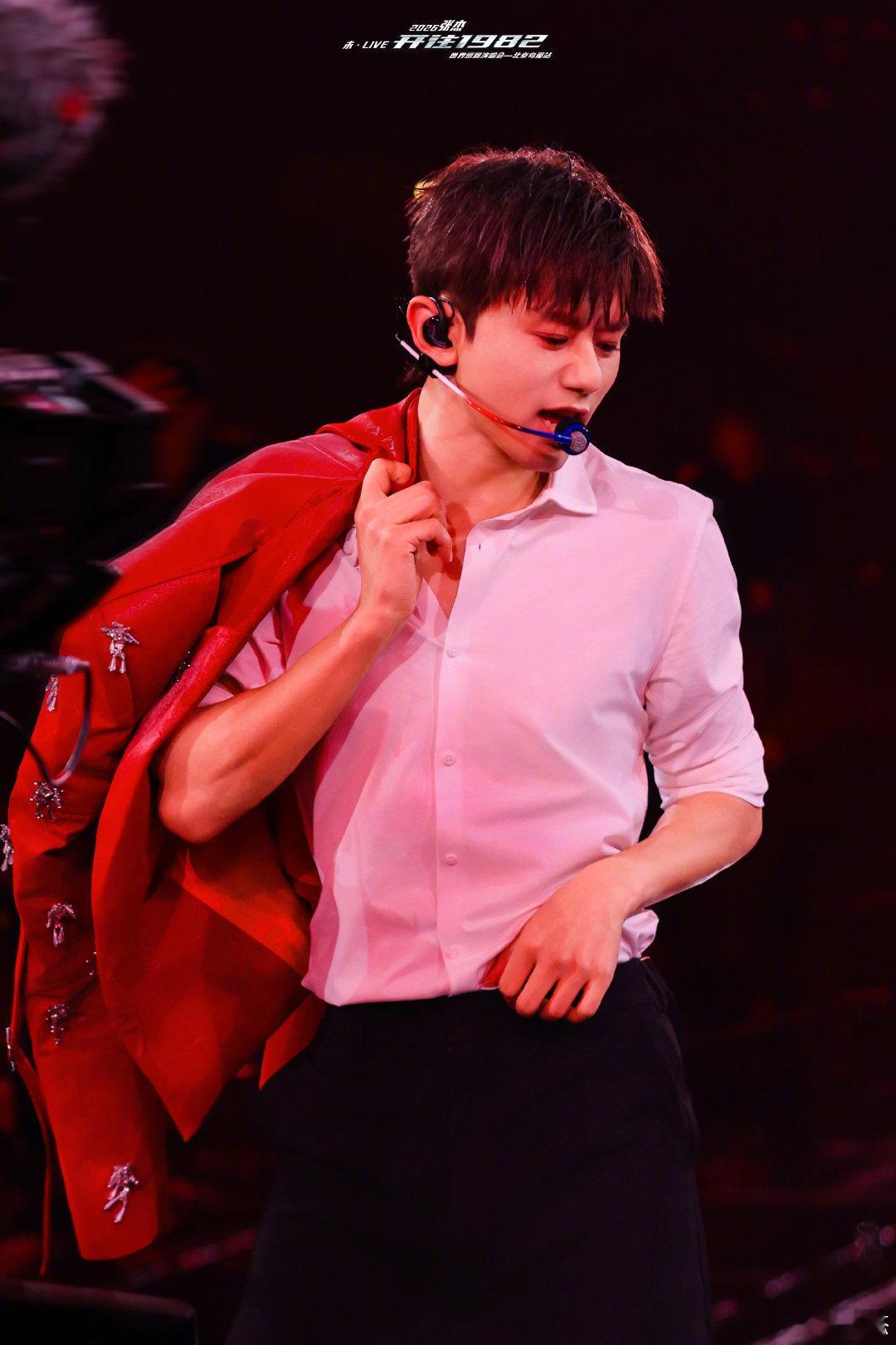 谢娜在浪姐群发张杰节目《声生不息》那英透露谢娜在浪姐群里天天推张杰的歌，还经