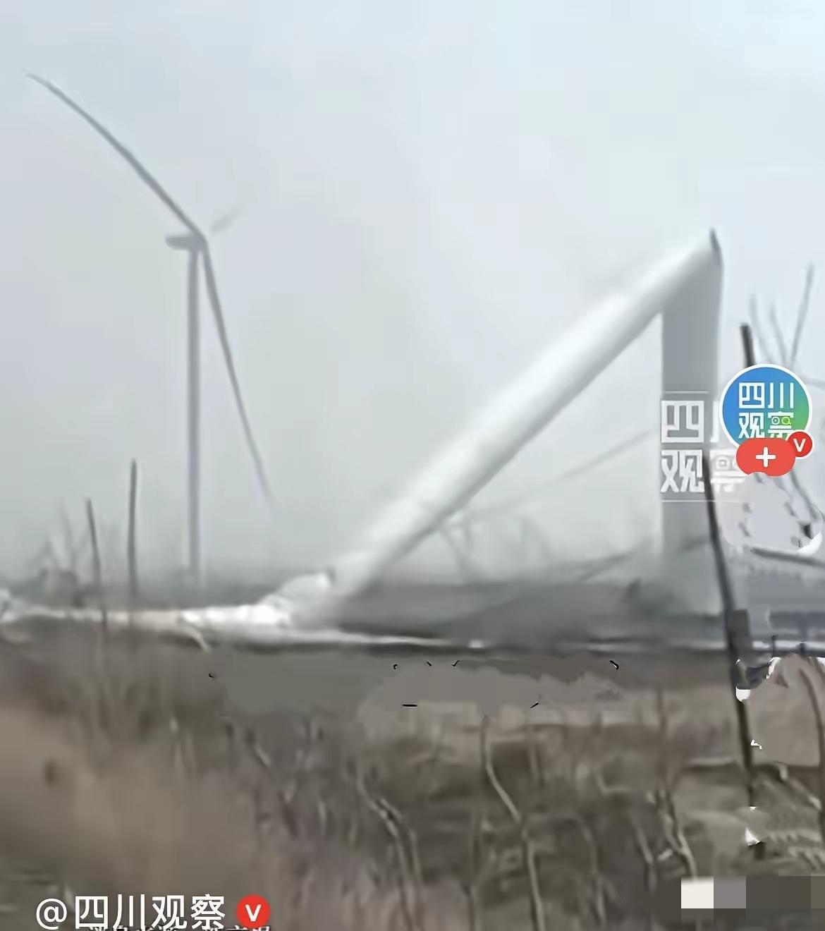近日，辽宁铁岭夜里刮起7-8级大风，本该靠风发电的风力发电机，居然直接被风吹断塔