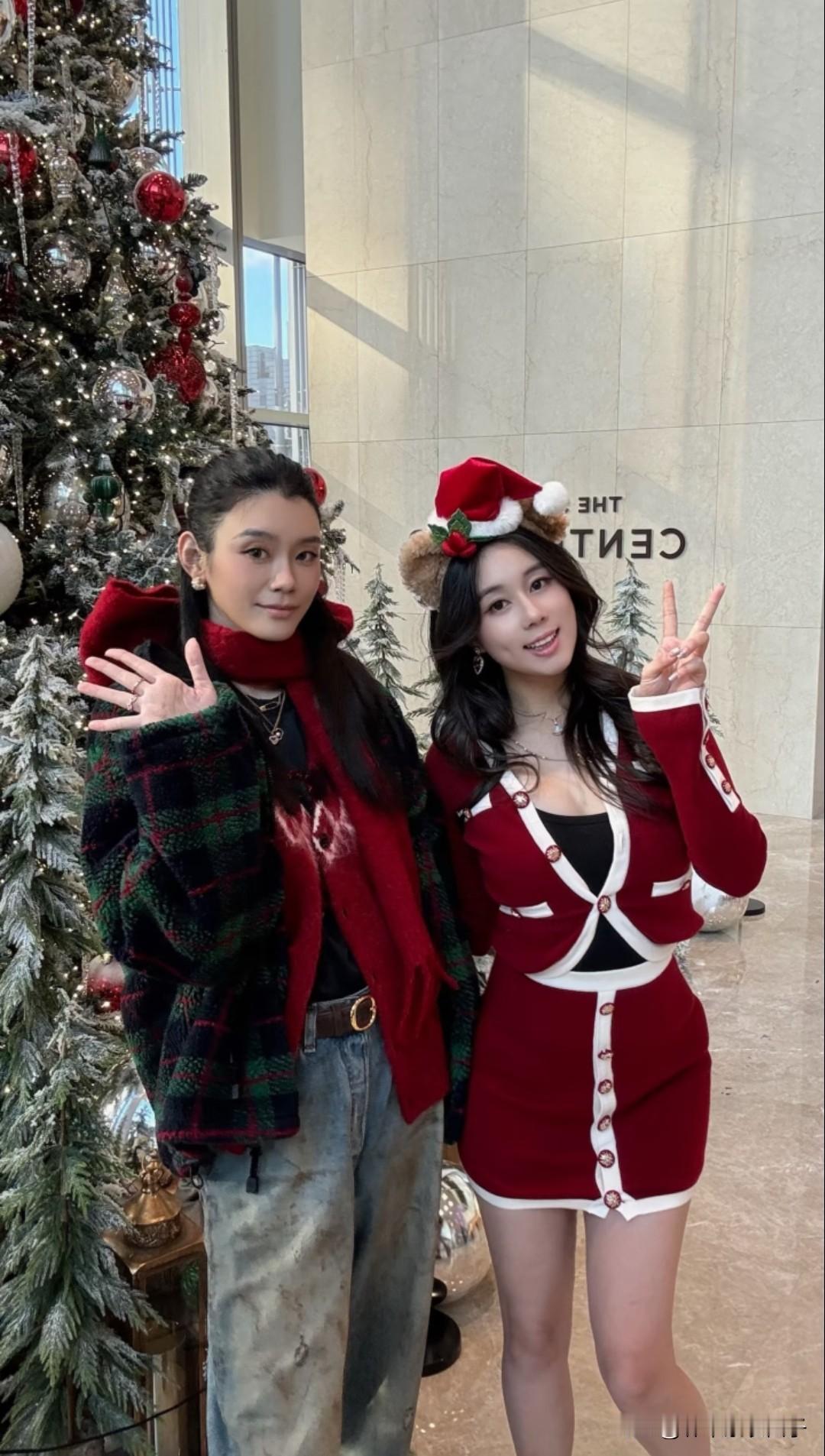 左边是奚梦瑶，1989年出生，身高178cm。右边是何超欣，1999年出生，