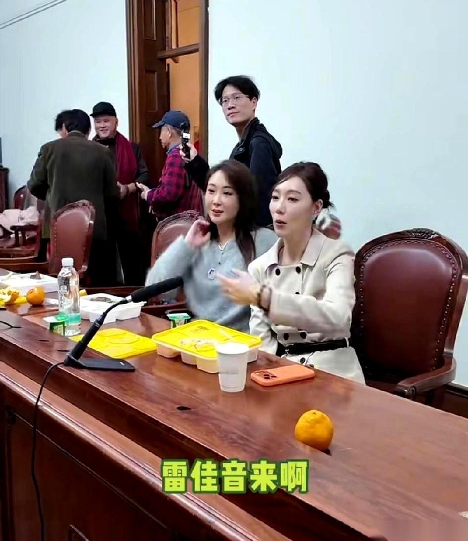 眼睁睁看着自己老婆，被别的男人“左拥右抱”，严屹宽居然还在旁边乐呵呵地当摄影师。