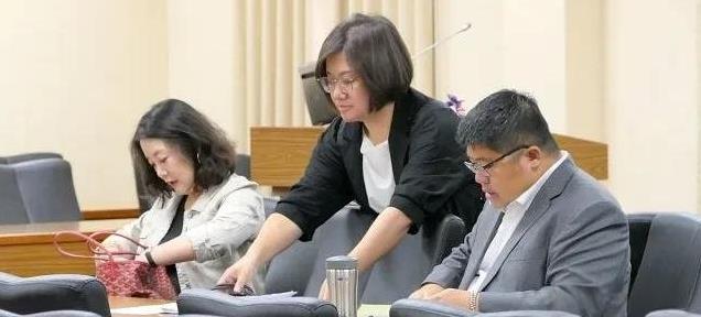 民进党团干事长吴思瑶今天在党团协商时竟然叫嚣称，美方说对等关税谈判细节要保密，国