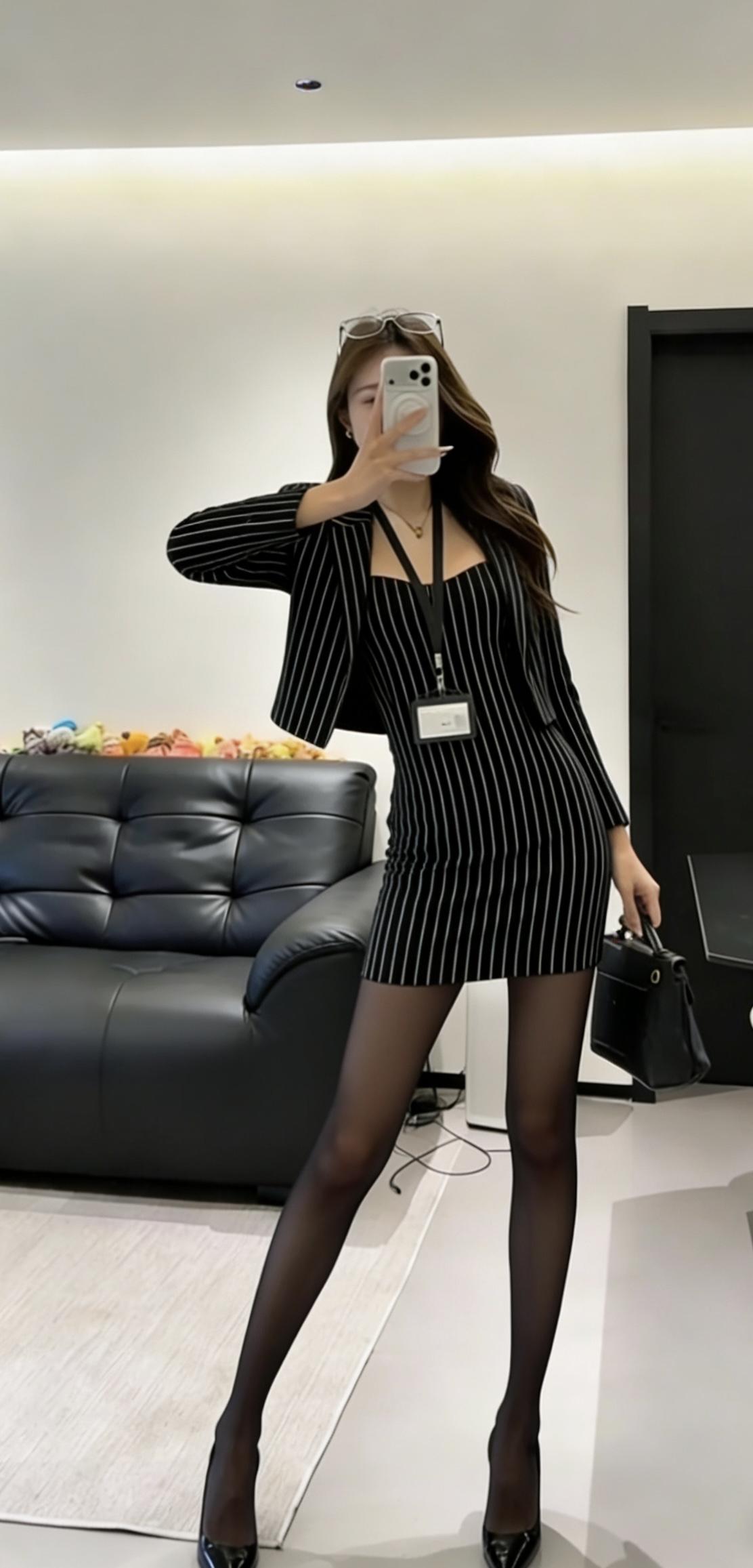 正常穿搭推荐，无不良引导。今日穿搭推荐的是职场通勤风。主打干练的职场氛围感，核