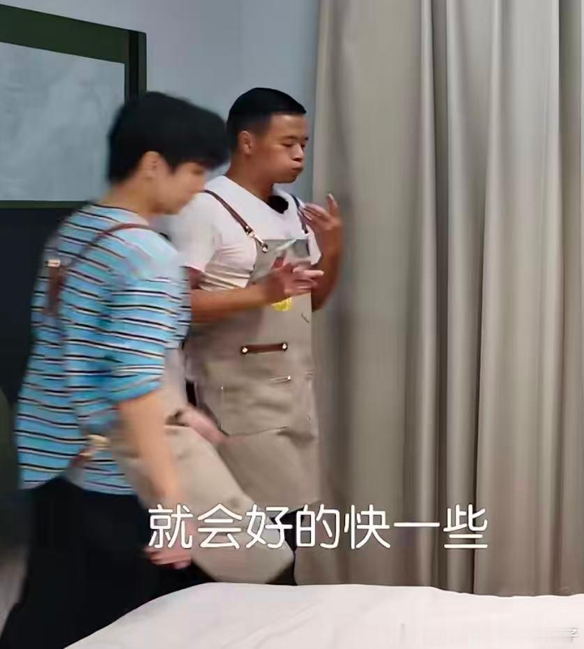 王俊凯给林大厨擦汗王俊凯这细腻的心思真的是太戳人了，不仅主动帮林大厨擦汗，还懂