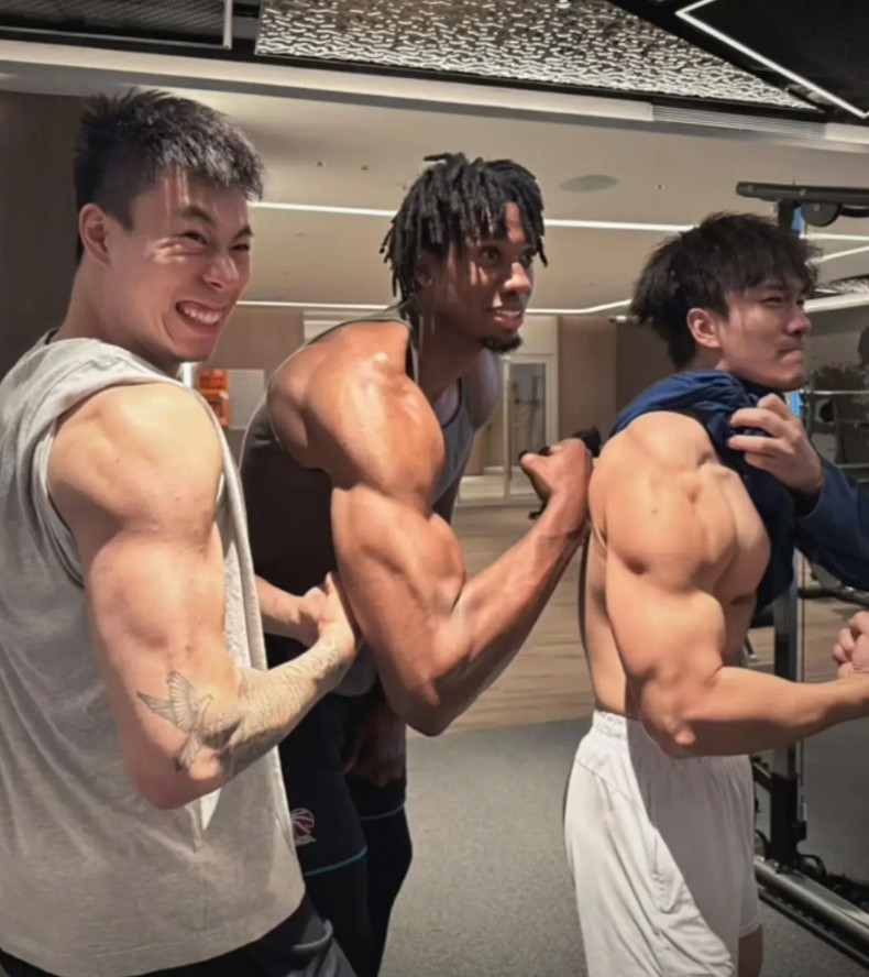 张镇麟都卷到上海去了，近期上海队训练师爆出了一组照片，照片中张镇麟、大白边和他面